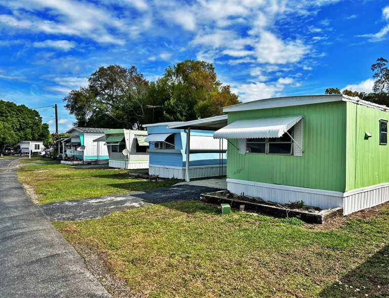 Pine Grove Estates Mobile Home Park in Lakeland, FL